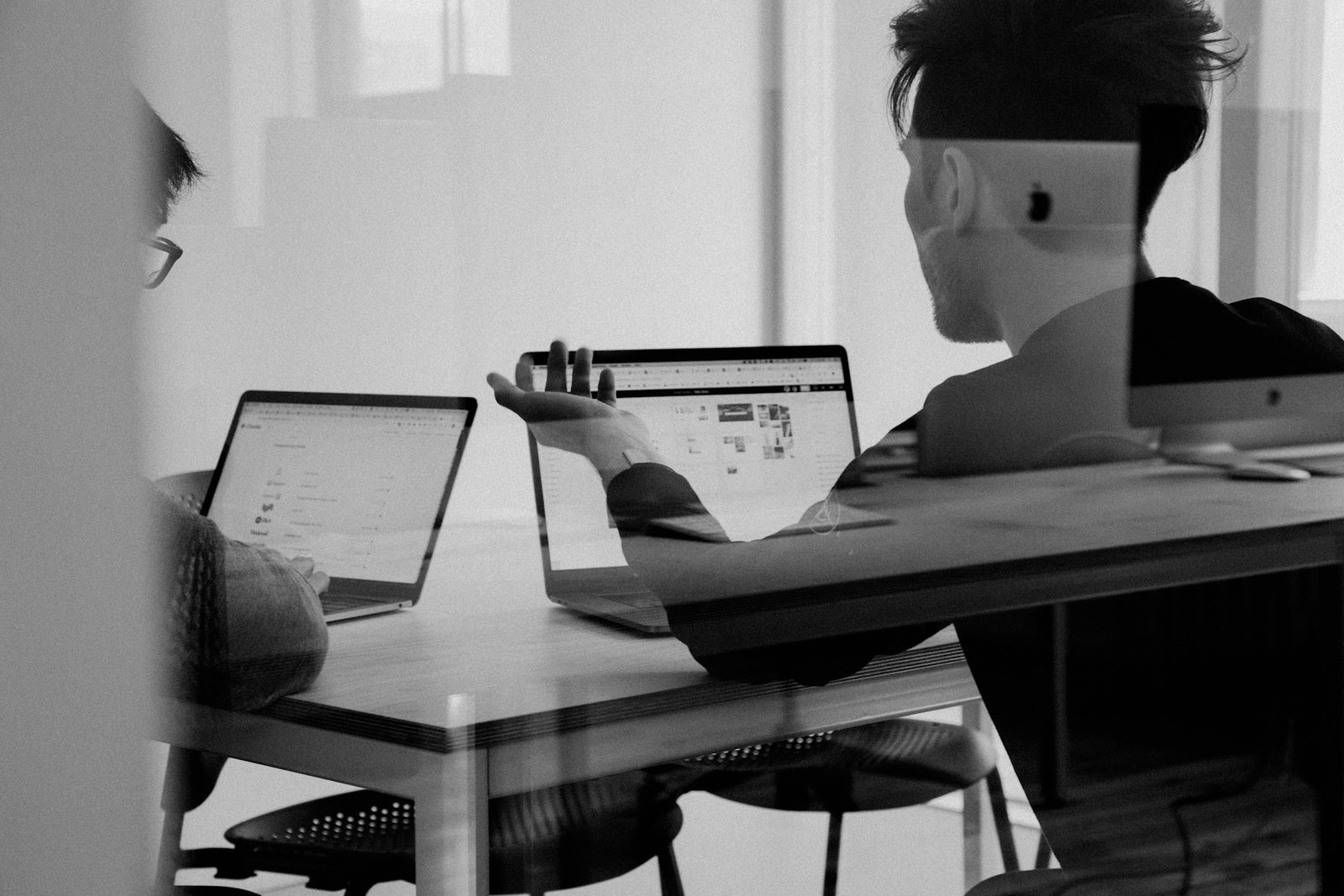 Equipo trabajando frente a computadoras